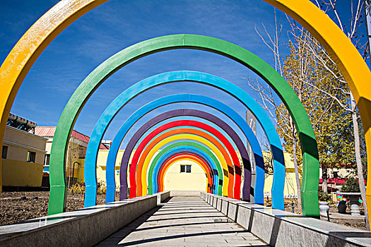 彩色拱形建筑