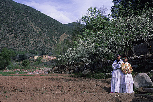摩洛哥,靠近,玛拉喀什,阿特拉斯山脉,山谷,女人