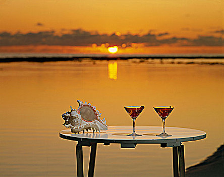 玻璃杯,鸡尾酒,桌子,海滩,黄昏,马尔代夫
