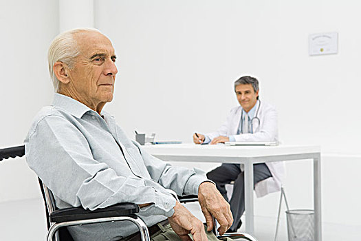 老人,病人,坐,轮椅,医生,工作,书桌,背景
