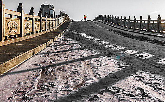 雪地日出