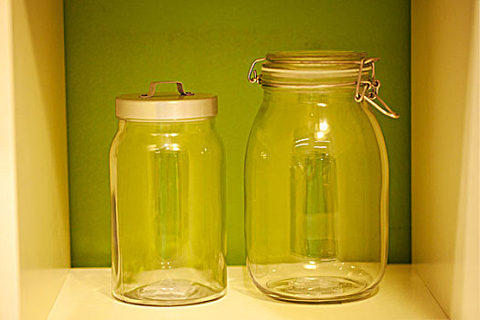 两个透明的密封玻璃罐子
