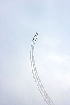 首届重庆大足航展上,英国雅皮士飞行队则带来空中芭蕾般灵动的编队特技飞行表演