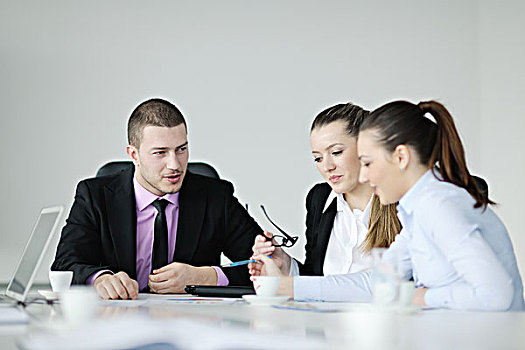 团队,年轻,商务人士,坐,会议室,会面,讨论,文件
