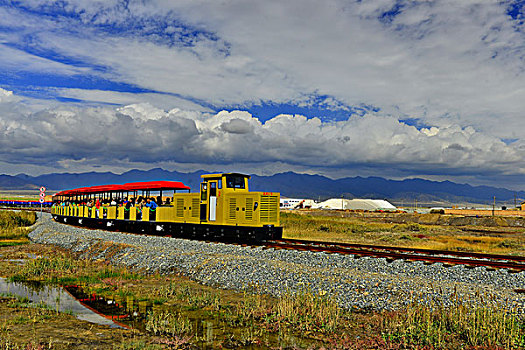 茶卡盐湖上的小火车