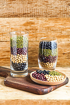 各种豆子放在玻璃杯里