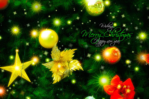 圣诞节,耶诞树上装饰许多耶诞饰品及金色的星星