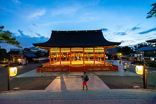 日本京都伏见稻荷大社外拜殿傍晚夜景