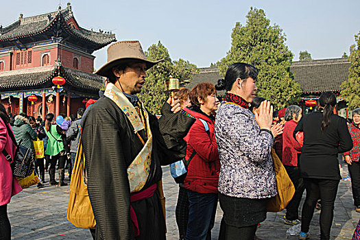 太昊陵庙会上祭祖人群