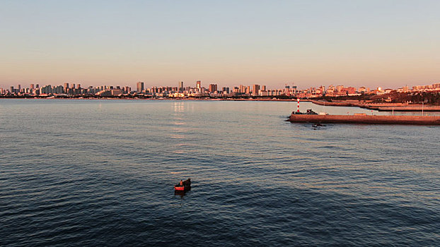 山东省日照市,渔船迎着朝阳出海,开启希望的一天