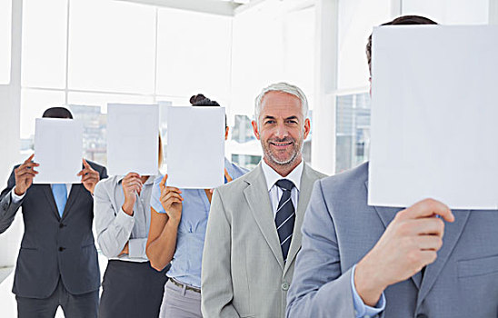 企业团队,捂脸,白人,纸,一个,看镜头,微笑