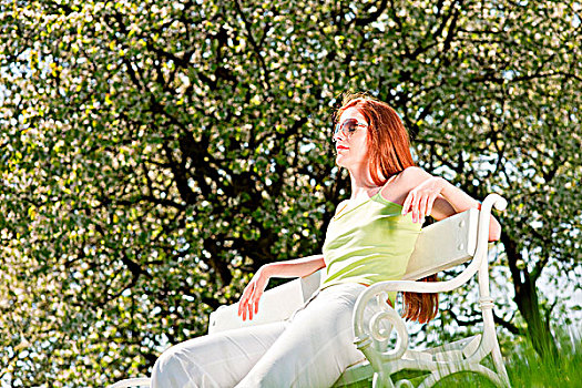 红发,女人,享受,太阳,白色背景,长椅,草地,浅