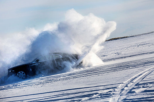 行驶在雪地里的汽车