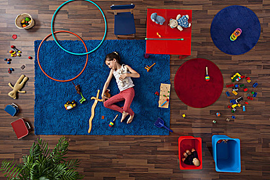 小女孩,躺着,地毯,玩具,俯视
