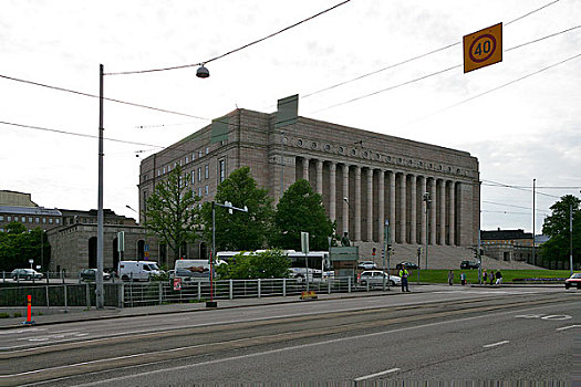芬兰议会大厦,建于1931年,古典式建筑,高大的台阶为基础,正面耸立着14根高大的柱子,每根17米,重60吨