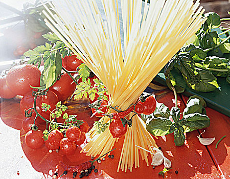 意大利面,西红柿,药草