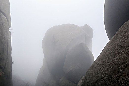 雾锁天柱山