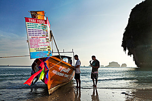 两个男人,排队,泰国食品,传统,长尾船,停泊,海滩