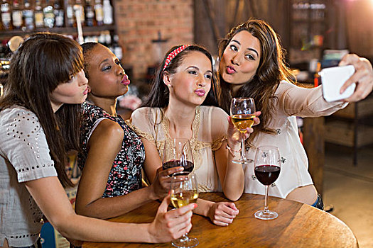 女性朋友,拿着,葡萄酒杯,酒吧