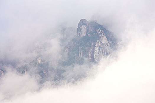 云雾飘渺的山脉