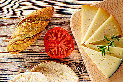 地中海食品,面包块,西红柿,奶酪切片,乡村,木头