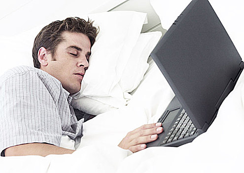 男人,躺着,床,闭眼,手,笔记本电脑