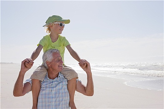 微笑,爷爷,孙子,肩上,晴朗,海滩