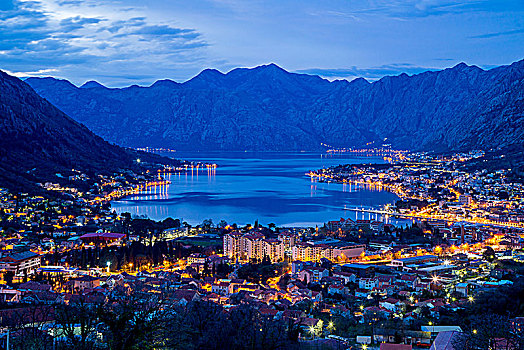 黑山-科托尔峡湾的夜景