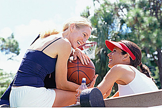 两个女人,交谈,玩,篮球