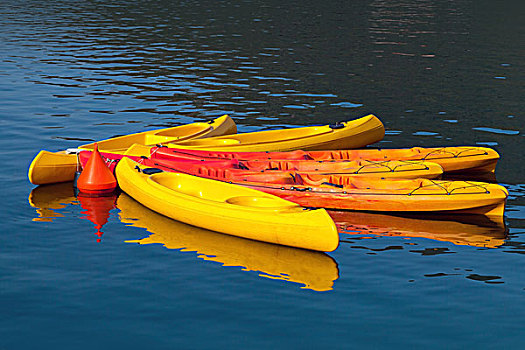亮黄色,红色,独木舟,停泊,浮漂,安静,水