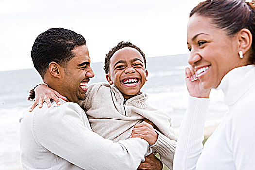 美国黑人,男孩,父母,笑,海滩