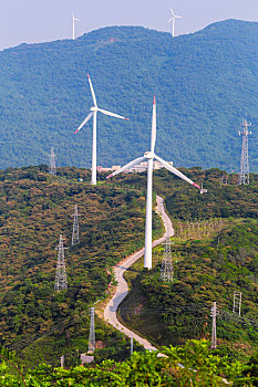 广东省阳江海陵岛山上的发电风车