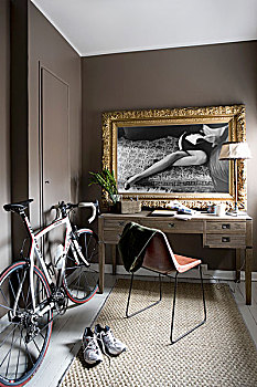 竞赛用自行车,靠近,书桌,仰视,黑白照片