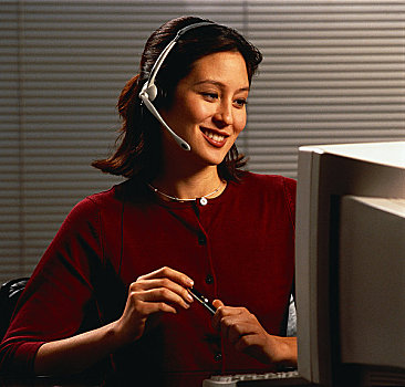 职业女性,坐,电脑,头戴式电话