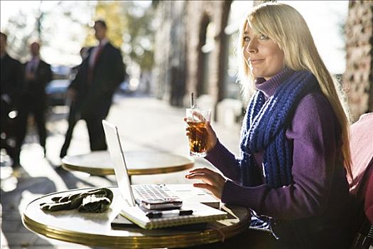 女青年,坐,笔记本电脑,瑞典