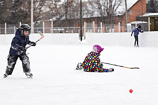 男孩,玩,冰球,户外,滑冰场,曼尼托巴,加拿大