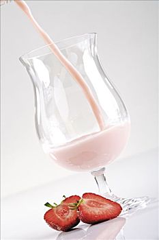 倒出,草莓牛奶,玻璃