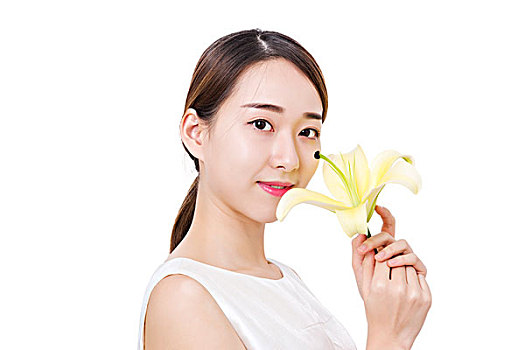 年轻的女人手持一朵百合花