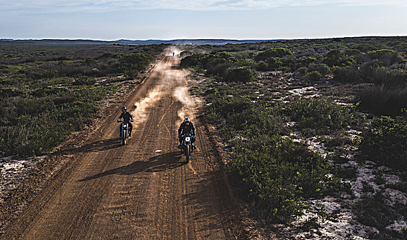 风景,两个男人,骑,咖啡,竞速,摩托车,圆,尘土,土路