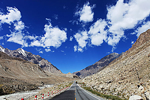新疆高原公路