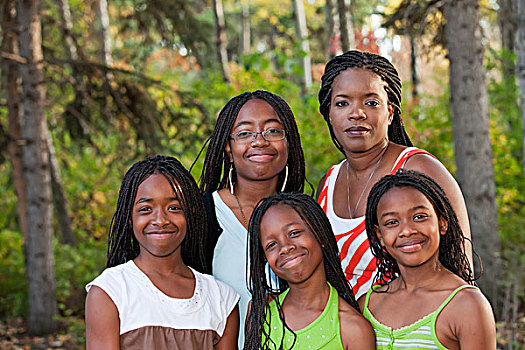 肖像,母亲,四个,女儿,公园,艾伯塔省,加拿大