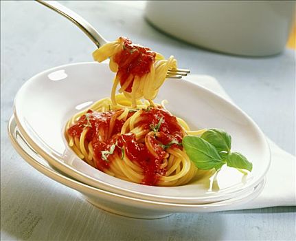 意大利面,西红柿,罗勒,叉子,盘子