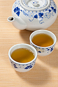 青花瓷茶具一壶两杯