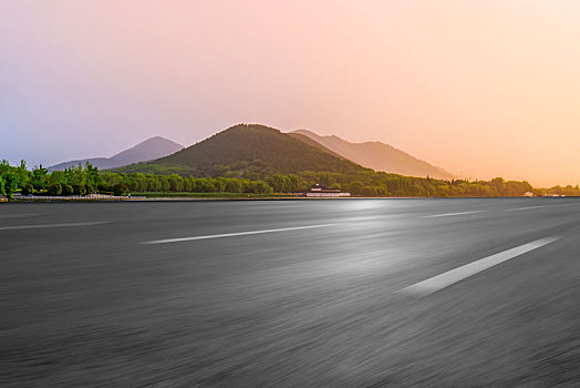 高速公路和天空云彩晚霞