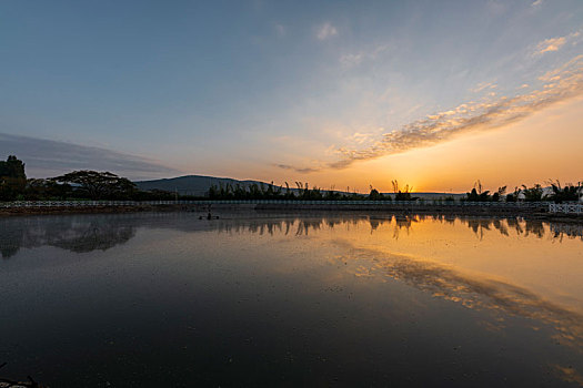 云南浪巴铺土林日出