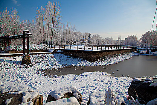 覆盖着厚厚的白雪的湖边观景平台