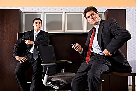 肖像,两个,西班牙裔,商务人士,坐,办公室,看镜头