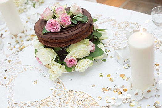 婚礼,巧克力蛋糕,花饰