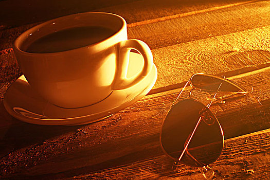 咖啡杯,眼镜,桌子