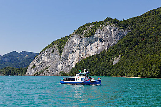 客船,正面,岩石墙,湖,萨尔茨卡莫古特,萨尔茨堡州,奥地利,欧洲